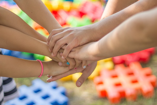 mains d'enfants